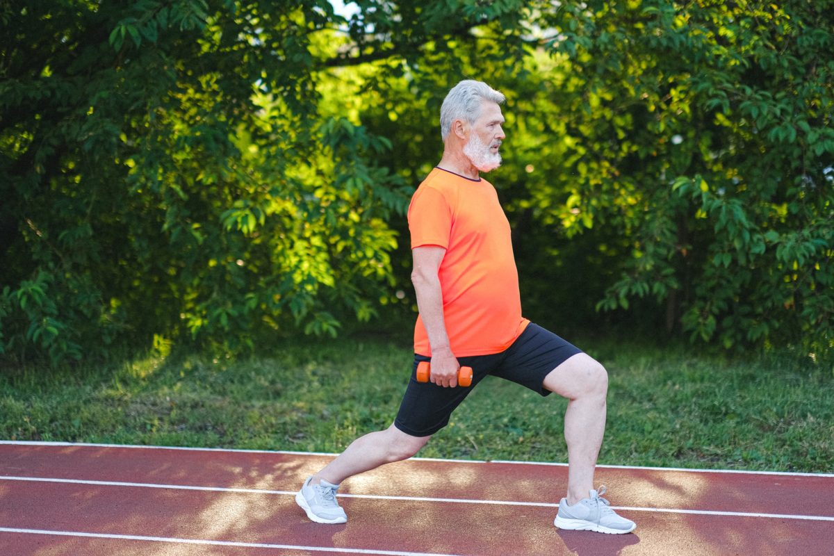 5-benefits-of-dumbbell-lunge-001