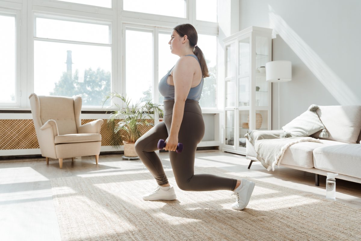 5-benefits-of-dumbbell-lunge-002