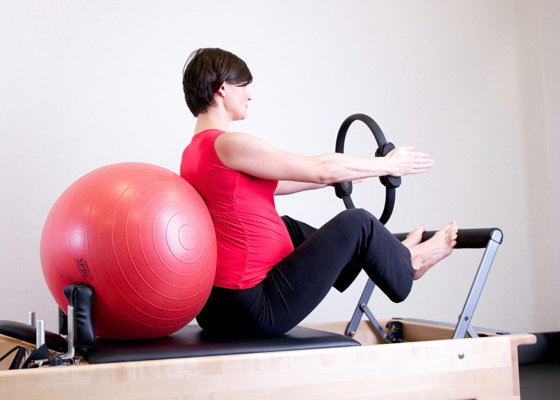 stability-ball-knee-tuck-002